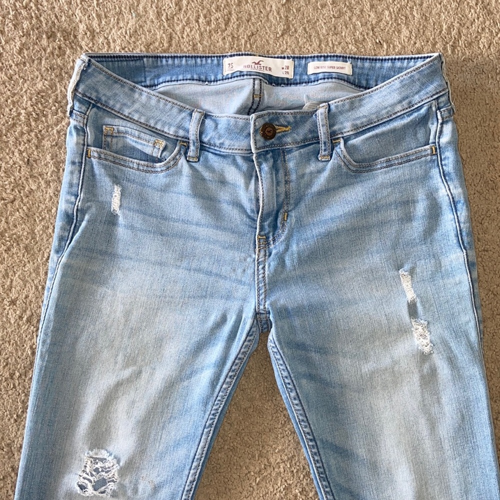 Light Washed Ripped Jeans